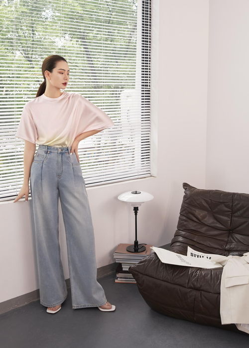 戚薇身著夏日清爽淺系服裝 更顯身材